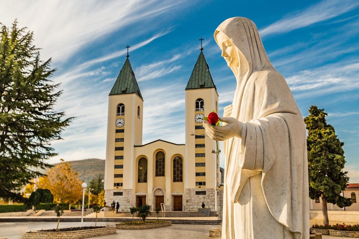 Medjugorje - Szent Jakab templom és a környező hegyek